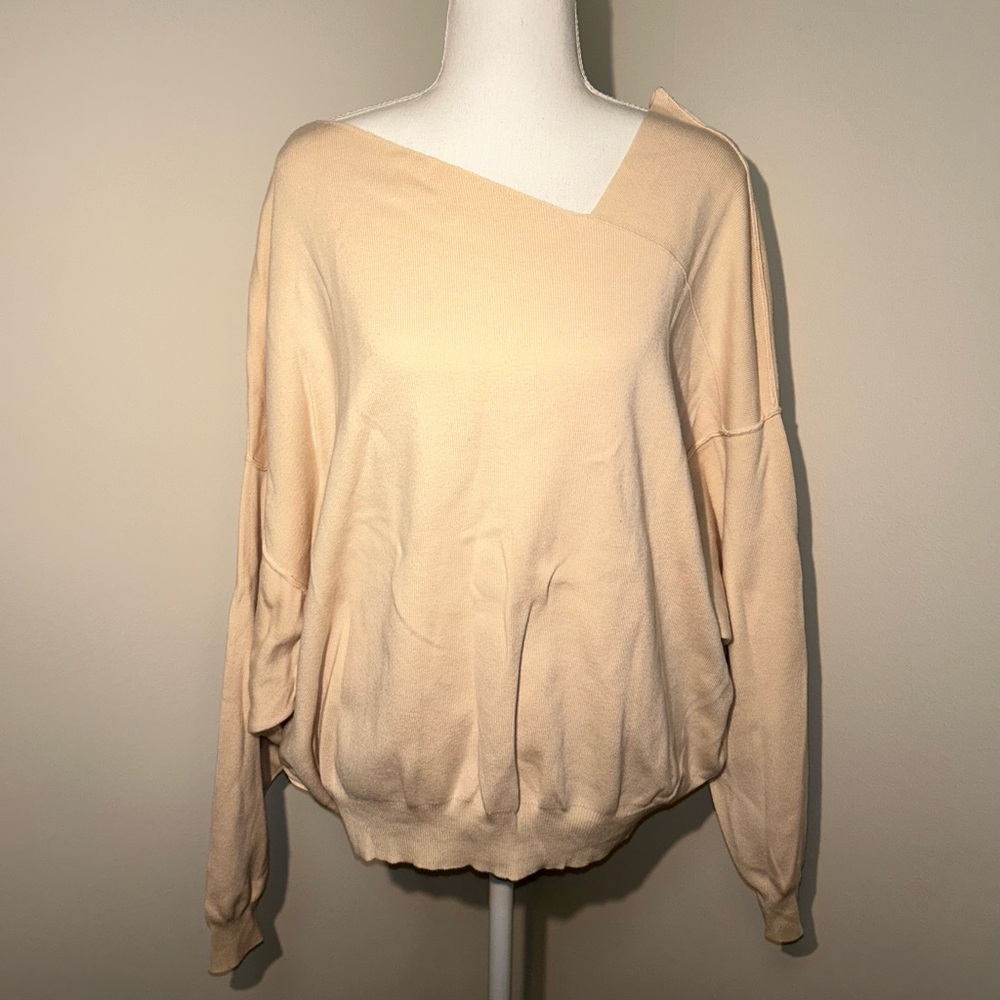 UMGEE USA Womens US Small Cream Ivory Sweater with Asymmetrical Collar Pre-Owned